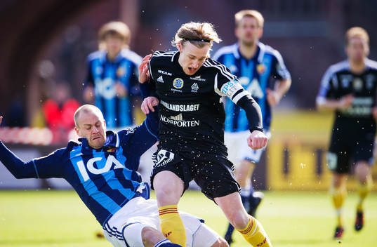 Daniel Sjölund, Djurgården, tacklar Emil Forsberg,