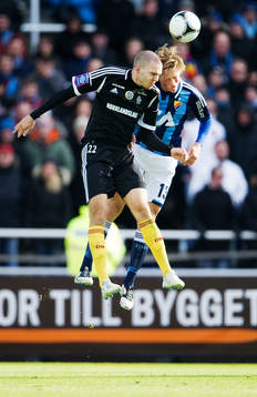 Marcus Danielson, Sundsvall, i en nickduell med Emil