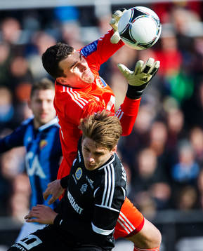 Kasper Jensen, målvakt, Djurgården, tar ner bollen