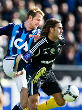 Peter Nymann Mikkelsen, Djurgården, i kamp om bollen med