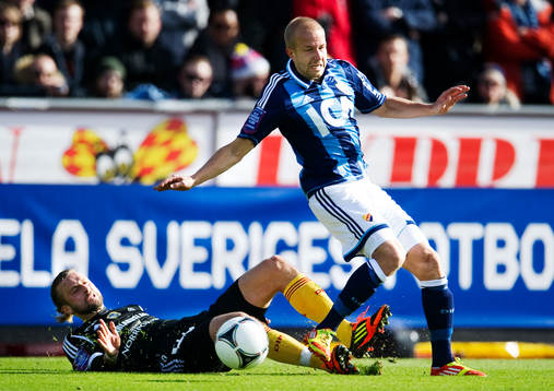 Fredric Jonson, Sundsvall, tacklar Petter Gustafsson,