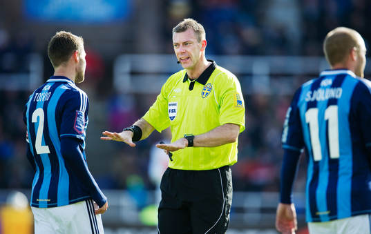 Daniel Stålhammar, domare, förmanar Joona Toivio,