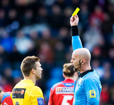 Varning Anders Svensson, Elfsborg, som synar gula kortet
