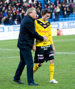 Jörgen Lennartsson, tränare, Elfsborg, tröstar Lasse