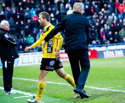 Utvisning, Anders Svensson, Elfsborg, tröstas av Jörgen