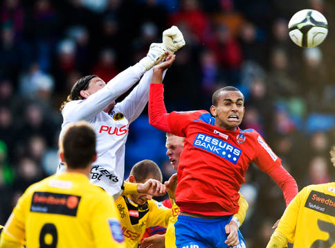 Kenneth Höje, målvakt, Elfsborg boxar undan framför