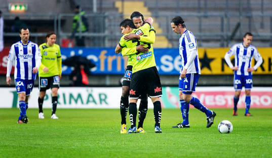 David Wiklander, Norrköping, kramar om sin lagkamrat