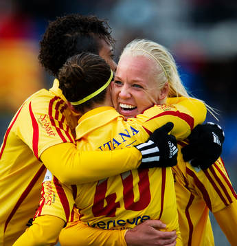 Caroline Seger, Tyresö, kramas av om Elaine Moura och