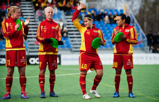 Veronica Boquete, Tyresö, hälsar på publiken