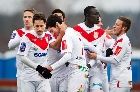 Nahir Besara, Assyriska, gratuleras till sitt 3-1-mål