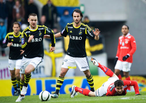 Helgi Danielsson, AIK, har fått Kalmar på fall