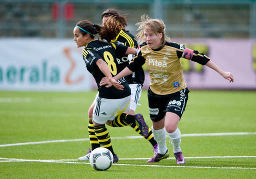 Sofie Persson, Piteå kontrollerar bollen