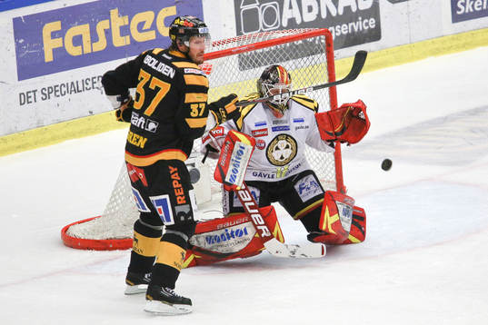 Lee Goren, Skellefteå skymmer Niklas Svedberg, målvakt