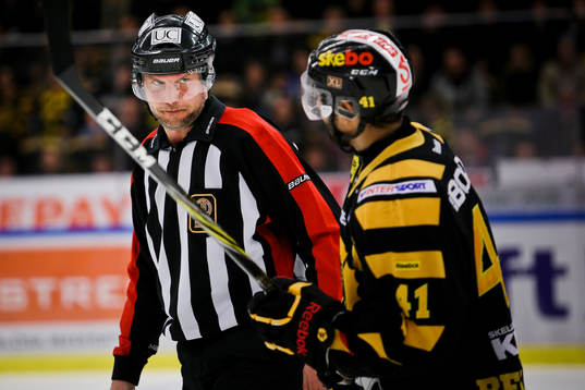 Domare Ulf Rönnmark pratar med Pierre Eduord Bellemare,