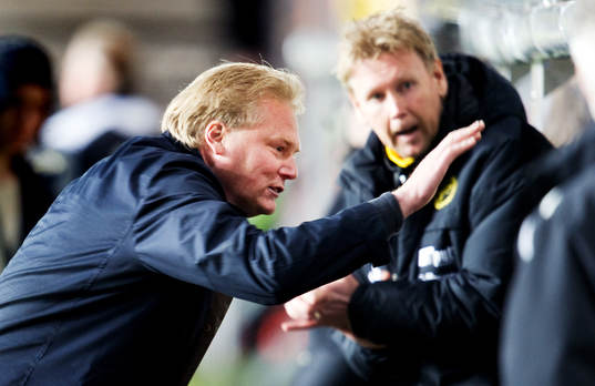 Jörgen Lennartsson, tränare Elfsborg. I bakgrunden Peter