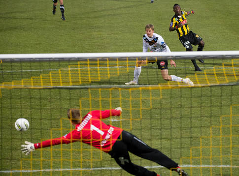 Abdul Majeed Waris, Häcken, gör 3-0 bakom Mattias Asper,