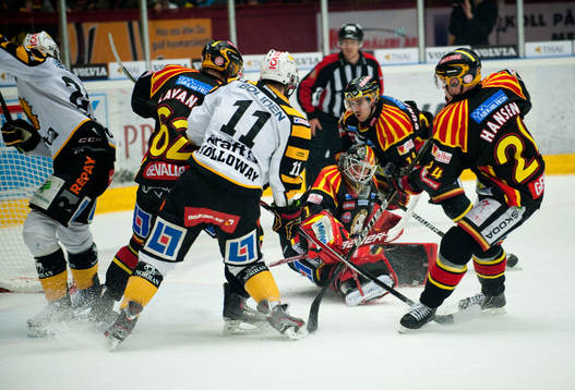 Stökigt framför Nklas Svedberg, målvakt Brynäs