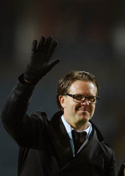 Rikard Norling, tränare, vinkar till klacken
