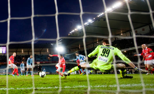 Jimmy Durmaz, Malmö FF slår in 2-0 bakom Etrit Berisha,