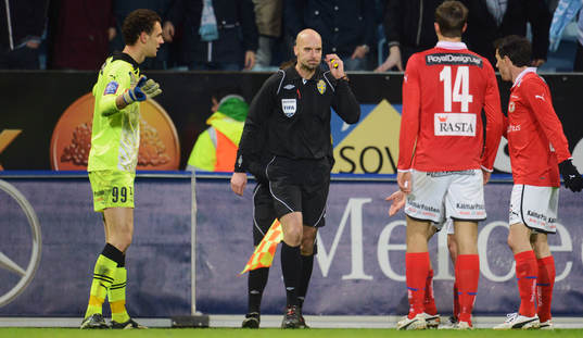 domare Stefan Johannesson dömer först straff men tar sen