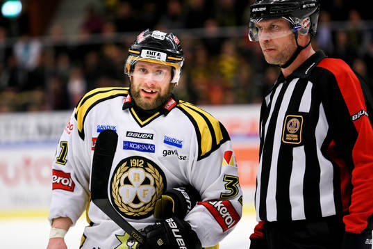 Jonathan Granström Brynäs och Ulf Rönnmark, domare