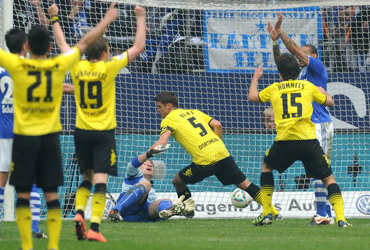 Sebastian Kehl, Dortmund, gör mål på Lars Unnerstall,