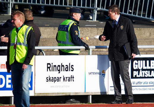 Matchdelegaten Per Svärd, pratar med polisen