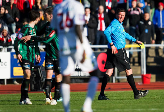 Antti Kanerva, domare, rött kort till Jonatan Berg, Varberg