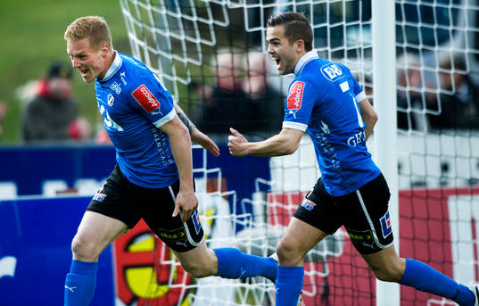 1-0 Gudjon Baldvinsson, Halmstad, som grattas av Kristinn