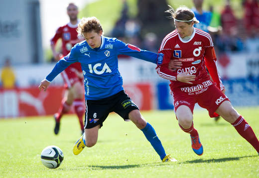 Johan Blomberg, Halmstad, jagas av Erik Nilsson, Degerfors