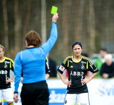 Nazanin Vaseghpanah, AIK, får gult kort av Malin