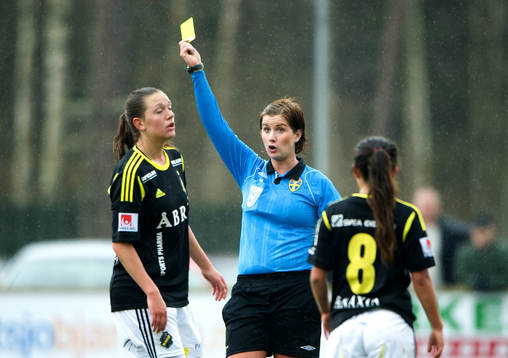 Susan Varli, AIK, diskuterar med Malin Johansson, domare