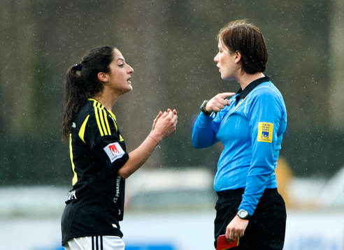Susan Varli, AIK, diskuterar med Malin Johansson, domare,