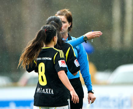Susan Varli, AIK, diskuterar med Malin Johansson, domare,