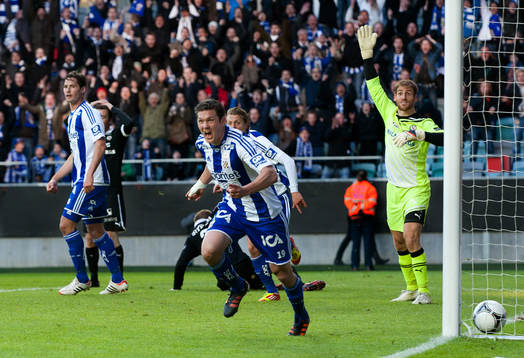 Hannes Stiller, IFK Göteborg, får ett mål bortdömt i