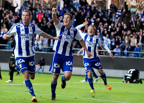 Hannes Stiller, IFK Göteborg, får ett mål bortdömt i