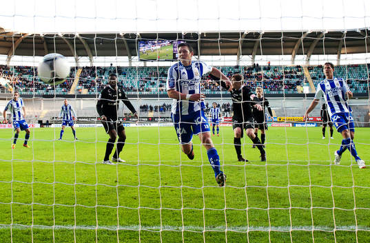 Hannes Stiller, IFK Göteborg, får ett mål bortdömt i