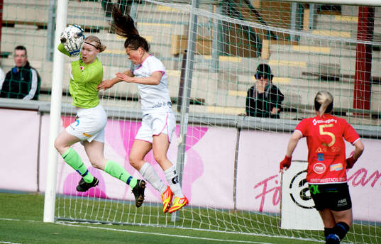 Hedvig Lindahl, Kristianstad räddar framför Sara Björk