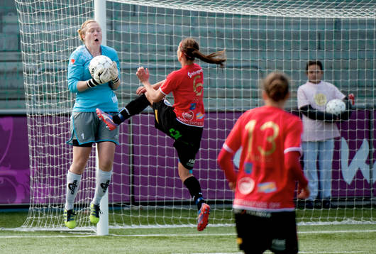 Thora Heelgadottir, LDB räddar framför Kosovare Asllani,