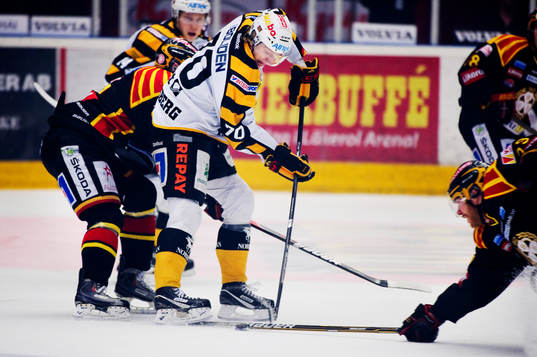 John Klingberg, Skellefteå, tappar pucken i anfallszon