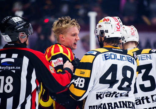 Jakob Silfverberg, Brynäs, i gruff med Hannu Pikkarainen,