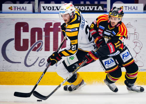 Jimmie Ericsson, Skellefteå, tar sig förbi Ryan
