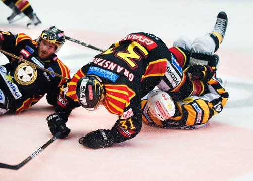 Jonathan Granström, Brynäs, flyger över Pierre Edouard