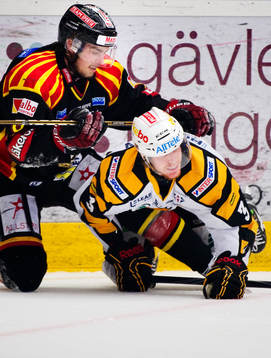 Calle Järnkrok, Brynäs, trycker ner Niclas Burström,