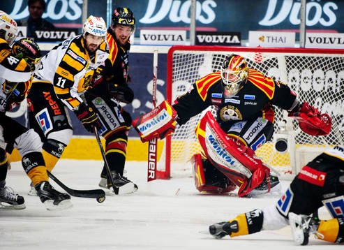 Oroligt framför Niklas Svedberg, målvakt, Brynäs