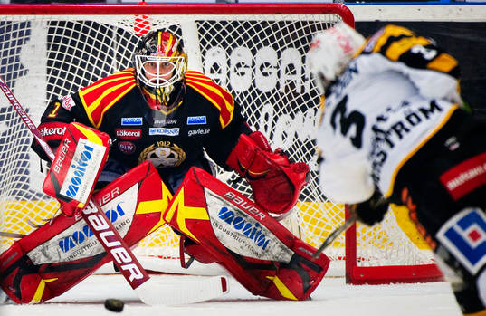 Niclas Burström, Skellefteå, skjuter mot Niklas Svedberg,