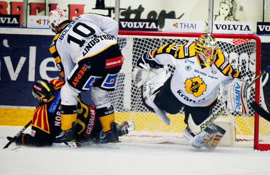 Jonas Nordquist, Brynäs, åker in i Joacim Eriksson,
