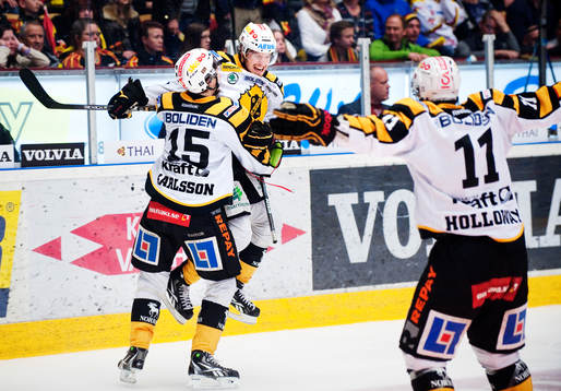 Oscar Lindberg kramas om av Melker Karlsson, Skellefteå