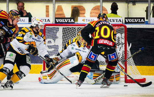Jakob Silfverberg, Brynäs, missar ett friläge mot Joacim