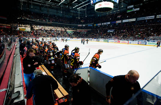Brynäs-spelarna deppar och lämnar båset